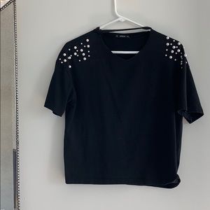 Black t-shirt with pearl design! ✨